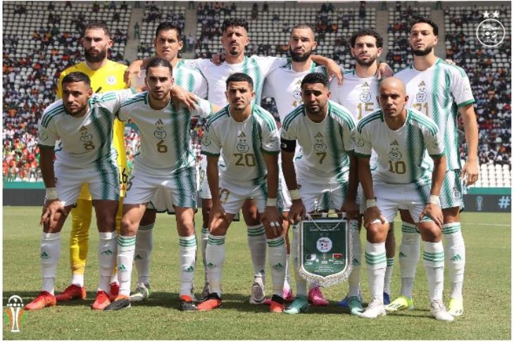 جماهير الجزائر تغني النشيد الوطني بحماس في مباراة بوركينا فاسو